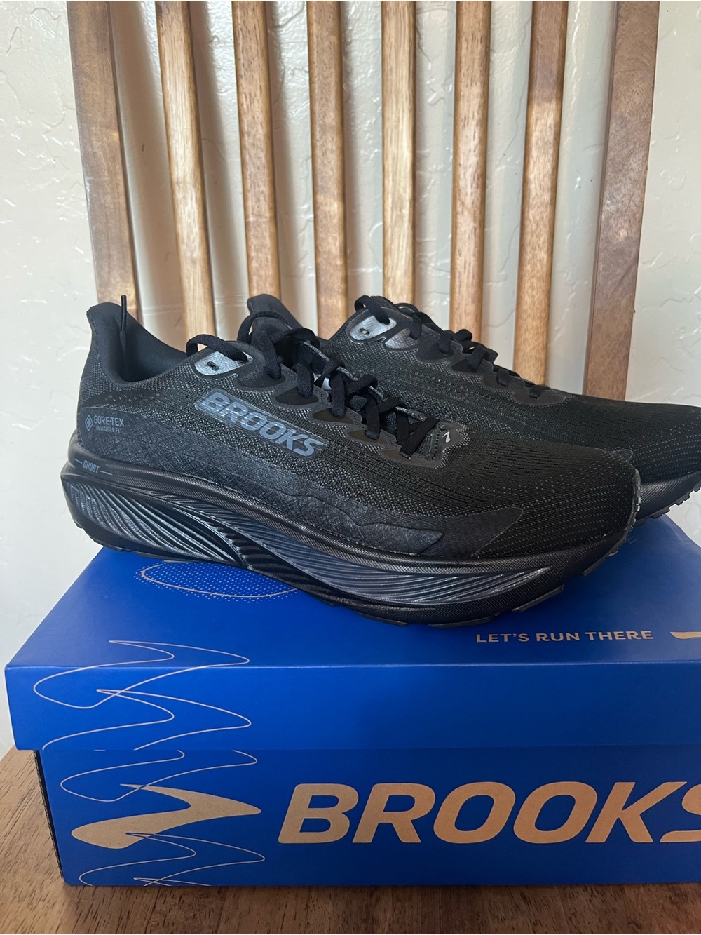 Brooks black tennis shoes